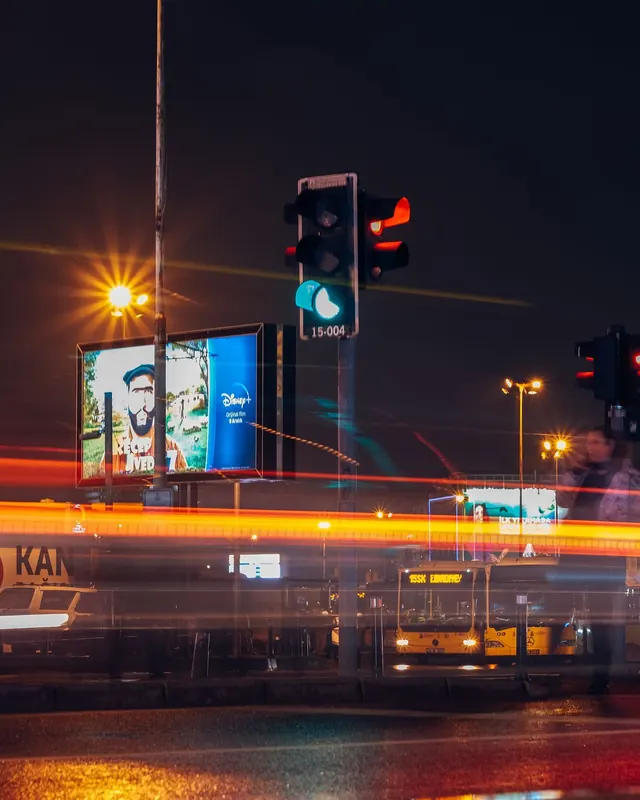 Rua de cidade à noite com placas iluminadas