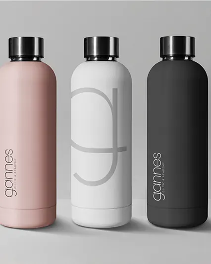 Garrafas com a marca Gannes Clinic, criada pela Click