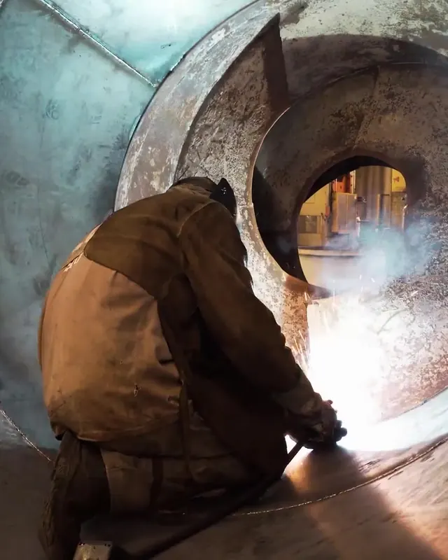 Soldador dentro de um tambor de betoneira, em vídeo gravado pela Click para a Siti